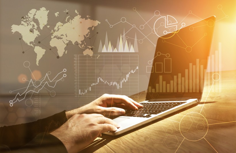 PHP多维数组：按指定键值高效提取首个匹配元素